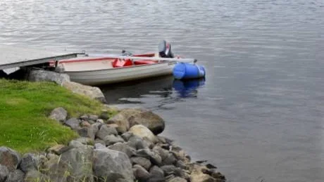 NÄRA TILL BÅTEN. Vid stranden ligger parets lilla båt och väntar.