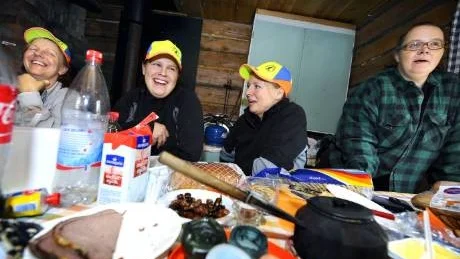 GLATT. God mat och många glada skratt bjöds det på då det här gänget samlades för en dags älgjakt.