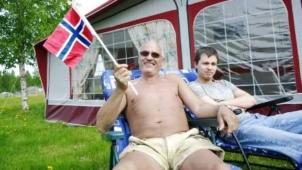 SLÖSAR. Familjen Johansen har många år tillbringat somrarna i Boden, och även i år. Under den tiden gör de av med cirka 25.0000 norska kronor. Här syns Magnus Johansen och sonen Mats.