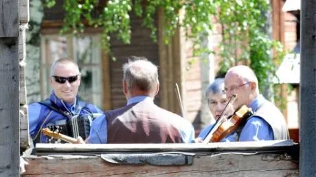 EN GLIMT. En glimt av sommar och vacker musik. Spelmanstämman i Gammelstad var i år inne på sitt 35:e år.