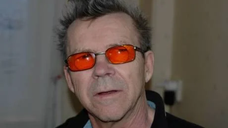 LIVSFARLIGT. Ove Nilsson, en av hyresgästerna på Postgatan 12 i Gällivare, var det förenat med livsfara att använda trappan i helgen. †Man blir förbannand. Vem våtsdkurar ett trapphus utan uppvärmning i den här kylan.