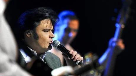 ELVISFEBER. På Kulturens hus under fredagskvällen spelades Elvislåtar så att strängarna gick av.