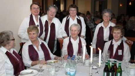 KÖRDAMER. Bodens PRO-kör fanns på plats och några av körens 37 medlemmar hade slagit sig ned vid ett stort runt bort. Bakre raden: Syrene Texwall, Margareta Boström, Harriet Lundström och Linnea Nyström. Sittande: Gudrun Englund, Doris Isaksson, Emmy Nilsson och Nanna Hedström.Foto: Jonas Hansson