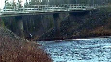 LETAR. Polisen dyker efter kroppen i näheten av den här bron.