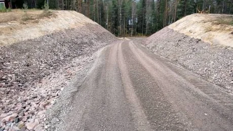 BÄTTRE VÄGLAG. Så här ser nya nerfarten ut till älven vid Forsnäs. Ett lyft för stugägarna. Fast de avvaktar med slutgilitiga hurraropen tills snösmältningen i vår. Foto: HÅKAN ZERPE