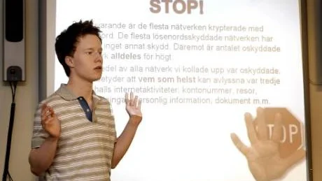 LATA OCH OKUNNIGA. Många låter sina privata trådlösa nätverk vara helt oskyddade, det vill säga vidöppna för främlingar. "Vi tror att det handlar om brist på engagemang, resurser, kunskap men även lättja", säger eleven Oskar Johansson.