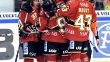 LEDNINGSMÅL. Linus Omark har gjort 4-3 och kramas om av lagkamrater.
