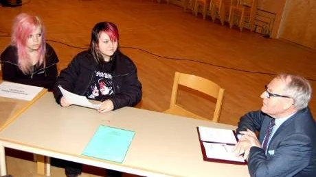 NÖJESFÄLT. Ida Kassberg, till vänster och Lina Rutberg ville veta om kommunalråd Olle Lindström kan verka för uppförande av ett nöjesfält i Boden.