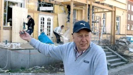 PUNsCHVERANDA. Hilding Holmqvist har sedan han köpte Piteå stadshotell i december snart lagt ned uppåt 20 miljoner kronor på renoveringar och investeringar. Nu bygger han en ny stor punschveranda med plats för 80 personer.Foto: Jonas Hansson