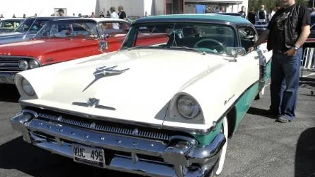 KUNGEN DÄR BAK. Dan Mickelsson har låtit dekorera reservdäckskåpan på sin Mercury med en bild av Elvis Presley. Bilen är av årsmodell 1956 och har fyra dörrar. Mickelsson har också en husvagn som är lackad i samma färger.