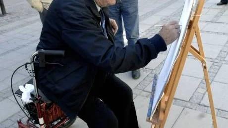 RUTINERAD TECKNARE. I väntan på att bildeleverna från Kulturskolan skulle dyka upp fick Sixten Sandström, 86, någon minut vid ett staffli. Han har tecknat fartyg, samer och mycket annat i hela sitt liv.