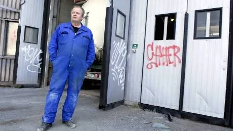 KROSSADE RUTAN. Flera företag som har sina lokaler i Cementas hus i Luleå södra hamn drabbades av inbrott natten mot tisdagen. Börje Holmström jobbar på Luleå Rostfria AB och han berättar att tjuvarna tog sig in i huset genom att krossa en ruta.