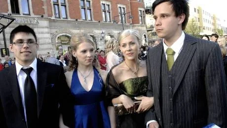 Dags för bal. Klasskompisarna Linnea Norberg och Emma Boman, båda från Omvårdnadsprogrammet i Luleå, eskorterades av Petter Johansson och Daniel Jonsson.