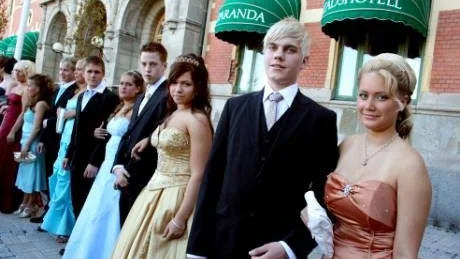 STUDENTBAL. William Borg och Emma Fjellvind i förgrunden gick sist av alla in på balen som hölls på Stadshotellet i Haparanda