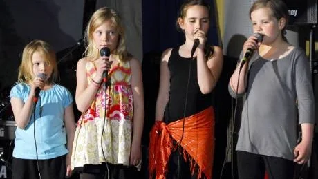 SÅNGFÅGLAR. Natalie Wiklund, Felicia Lindberg, Elise Cervantes och Nellie Brännholm sjöng som aldrig förr under tisdagskvällens premiärföreställning av kabarén Jorden anropar regnbågens barn.