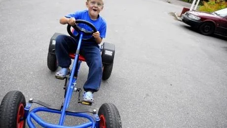 FULL FART. Adrian Kollin Kristiansen, 7 år, stortrivs på First Camp i Luleå, där trampbilen är en given favorit.