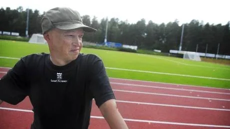 skogsvallen fått nytt konstgräs byggarbetare arbetar gör klart och i ordning ljuset fotbollsplan fotboll spela spel plan gräs konstgräs sommar vaktmästare
Foto: Petra Isaksson