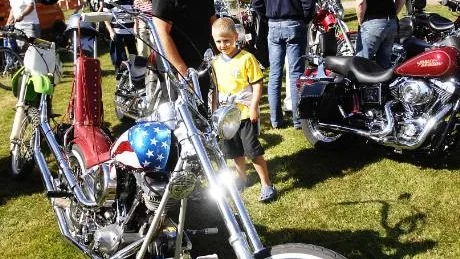 STORA MOTORCYKLAR. Gustaf och pappa Fredrik Lundberg gick runt och tittade på motorcyklar. Men det var inte de stora vräkiga som sonen tyckte bäst om. Det var den lilla crossen.