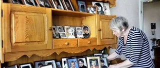 Helgreportaget: Hos Barbro är bokhyllan full av barn, barnbarn och barnbarnsbarn