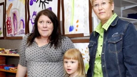 BRA. Föräldern Åsa Morin med lilla dotter och förskolebarnet Isa Lindvall, tre år, är nöjda med sin förskola och tror att intraprenaden, som innebär att enheten får sitt eget beslutsansvar över budgeten, blir bra. Till höger en av de "gamla" pedagogerna i gården, Doris Eriksson som funnits i verksamheten i hela 28 år.