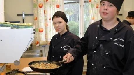 VINBRÄSSERAT. Åsa Olofsson och Viktor Flinkfeldt fixar vinbrässerad potatis, som ska serveras med örtad lammstek.