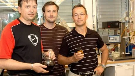 LULEÅ TEKNISKA UNIVERSITET. Både Valeri Naydenov och Jonas Vinblad von Walter, kemister på Sunpine, har utbildats vid Luleå tekniska universitet. Här syns de vid sidan av Magnus Wikman, företagets VD, i laboratoriet på Smurfit Kappa Kraftliner Tech center i Piteå.Foto: Jonas Hansson
