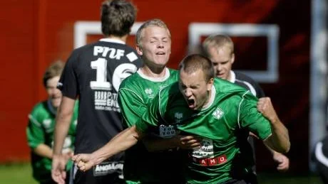 MATCHHJÄLTEN. Rosviks mittback David Mikaelsson spelar både poker och fotboll med framgång. Här skriker han ut sin glädje efter att ha avgjort matchen mot Lillpite i söderfyran genom att nicka in en hörna fyra minuter före slutet när Rosvik bara hade åtta utespelare på plan.Foto: PETRA ISAKSSON