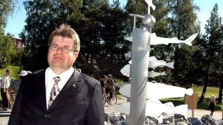 LIVRÄDDNINGEN. Konstnär Einar Larusson, från Piteås vänort Grindavik på Island, invigde sitt eget konstverk Livräddningen.