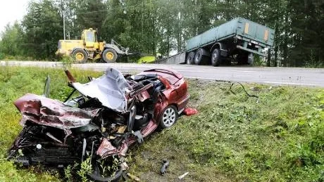 FÖRSTA. Strax före klockan fem i fredags morse inträffade olyckan. Det var den första trafikolyckan med dödlig utgång på E10 under 2008.