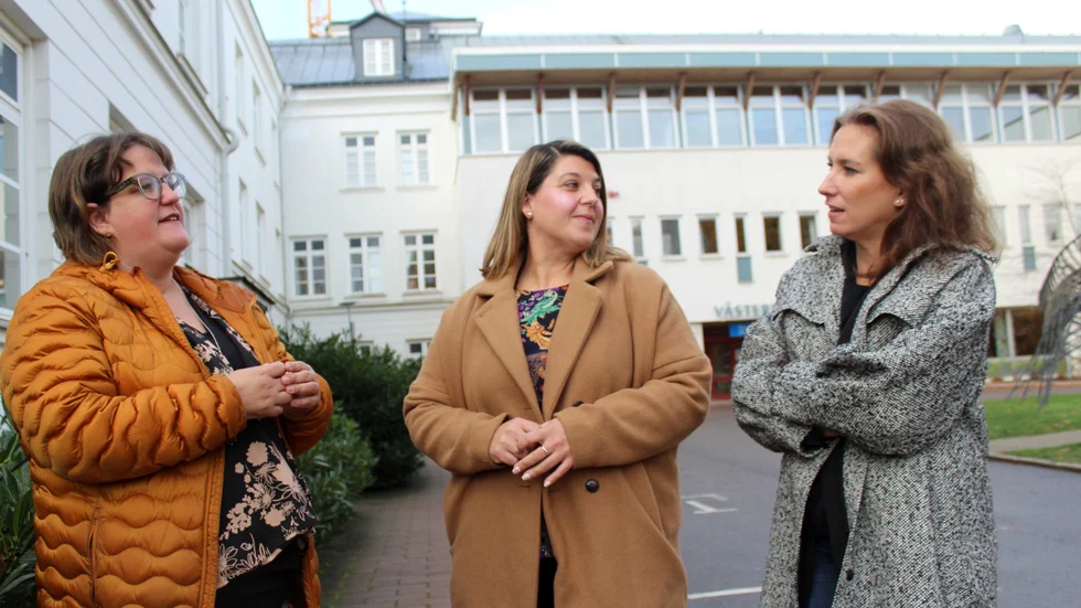 Lena Granath (V), Angelica Katsanidou (S) och Karin Helmersson (C) är tre av de som skrev ett protestbrev till infrastrukturministern efter beskedet om att Tjustbanans resenärer skulle behöva stiga av tåget i Tannefors, för att sedan ta bussanslutning till den nya centralstationen i Linköping. Arkivbild.