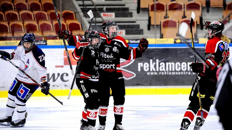 Rebecca Stenberg och Kristin Andersson jublar tillsammans.