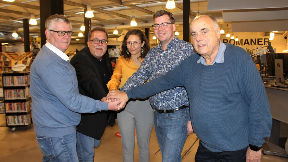 Nya majoriteten skakar hand för att styra Åtvidaberg under kommande mandatperiod. Lennart Pettersson (V), Thomas Lidberg (S), Linda Ivarsson (MP), Joakim Magnusson (C) och Rolf Skogh (L) är överens. 