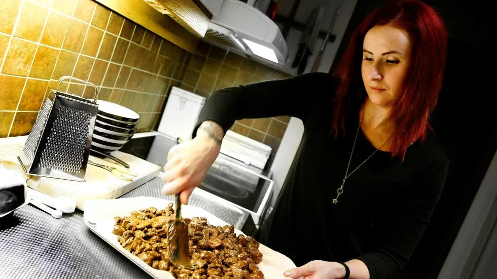 Emelie gör godis som är svår att motstå.