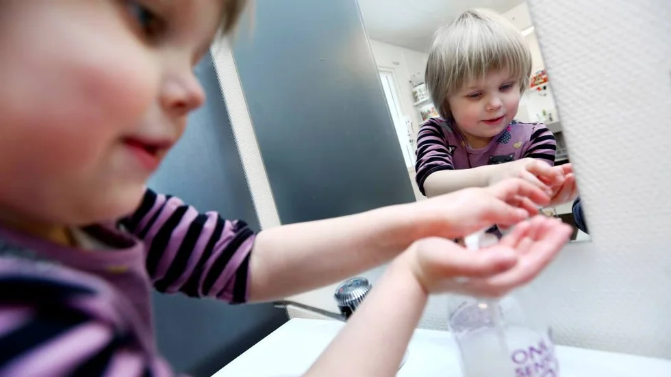 Handhygien. Karla Wuolo tvättar händerna noga, det är så trist att ligga hemma med magsjuka tycker hon.