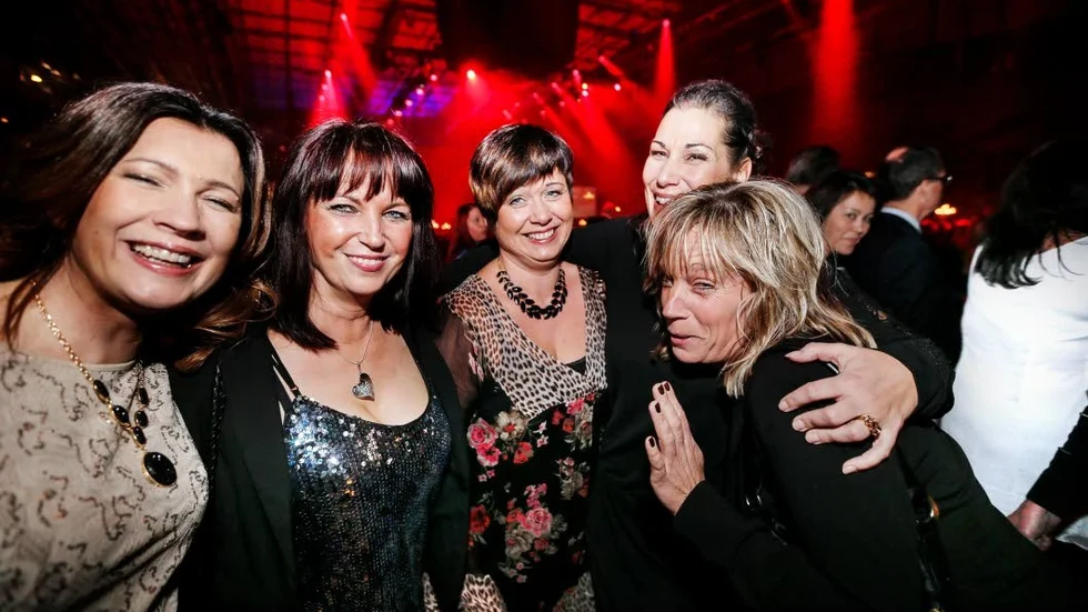 Glittrigt tjejgäng. Bland gästerna märktes ett glatt gäng Seskaröbrudar, från vänster: Jenny Aikio, Britt Laajala, Jessica Snäll, Viktoria Bucht och Elisabeth Lundqvist som hade sökt sig till Coop Arena för att framför allt få en skymt av Martin Stenmarck.
