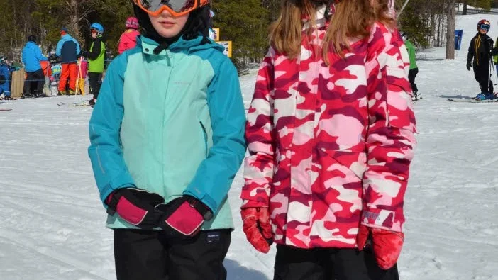 Emmy Eriksson, 8 år, från Luleå och Maj Brännvall, 8 år, från Stockholm var glada åkare i backen.