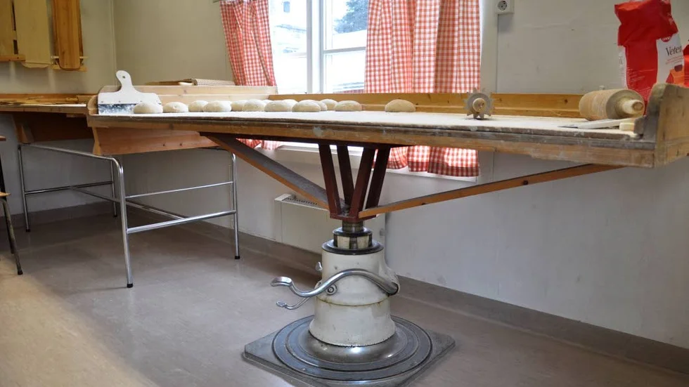 Smart. Bakbordet i Edefors hembygdsförenings bagarstuga är höj- och sänkbart. Tacka den gamla tandläkarstolen för det.