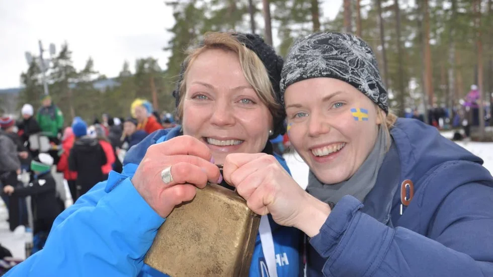 Familjens koskälla. En gammal raritet som mamma Lena Kalla och dotten Christelle viftade ivrigt med när Charlotte stormade fram i VM-spåret.
