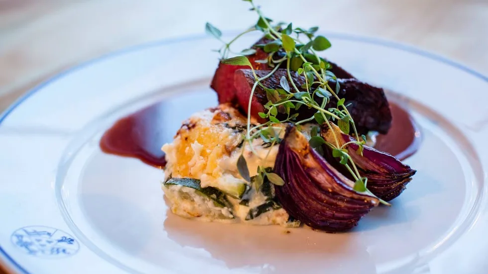 Åtta rätter. Under kvällen serverades det bland annat Gorpi, rökt röding och sik, och gravat ripbröst som några av de unika rätterna som tolkar de samiska traditionerna och årstiderna.