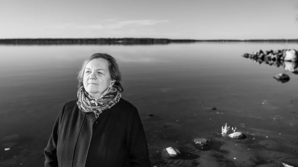Författaren Mona Mörtlund växte upp vid Lainioälven i byn Kangos. Hon har alltid dragits till vatten och bor numera vid Lulefjärden i Luleå. "Det blir som en del av ens inre landskap", säger hon.