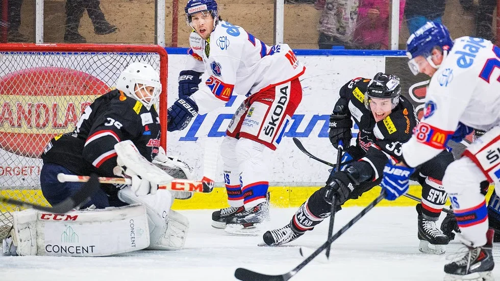 Besviken. Sebastian Idoff bad laget om ursäkt efter förlusten mot Mora, men tränare Per Kenttä skyllde på kollektivet.