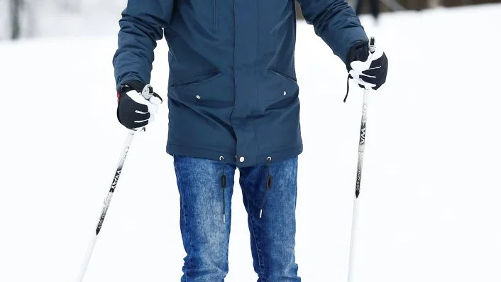 Böj knäna. Abdullah Hassan provade på skidåkning, men glömde rätt ofta det där med att böja på knäna.