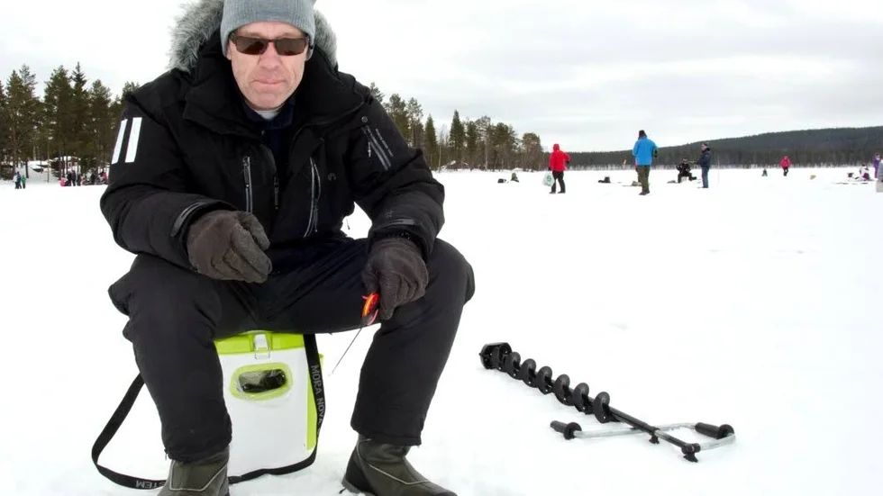 Två fiskar. Sven-Olov Johansson, Boden, hade vid fototillfället fått två fiskar och var därmed på prislistan. Dagen innan var han sexa vid pimpeltävlingen i Pålkem.