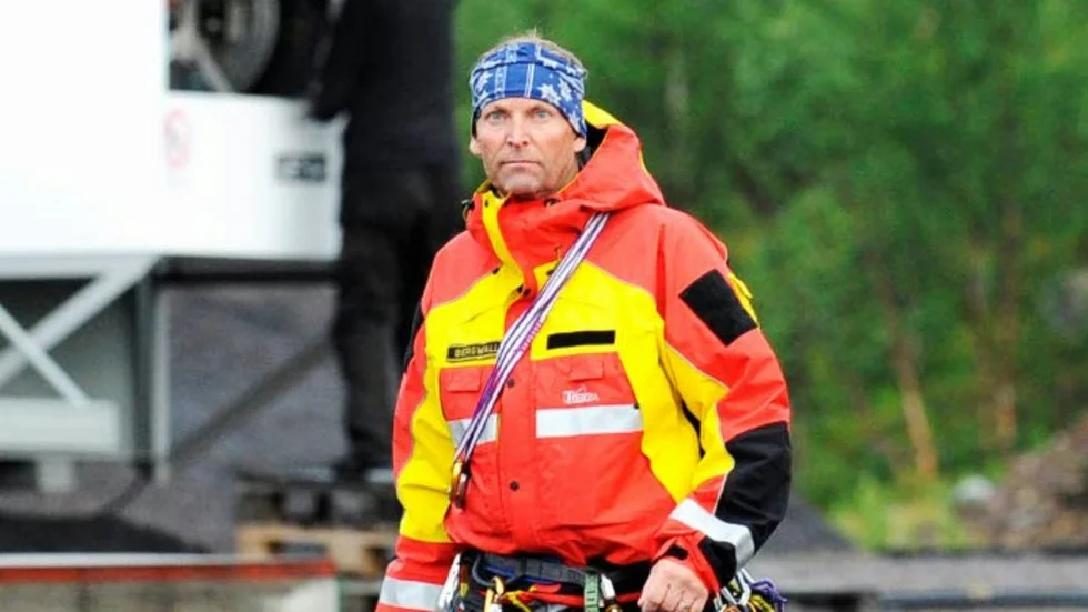 Fjällräddningen. Anders Bergwall arbetar med alpina fjällräddningen och kan med helikopter snabbt ta sig till olycksplatser.