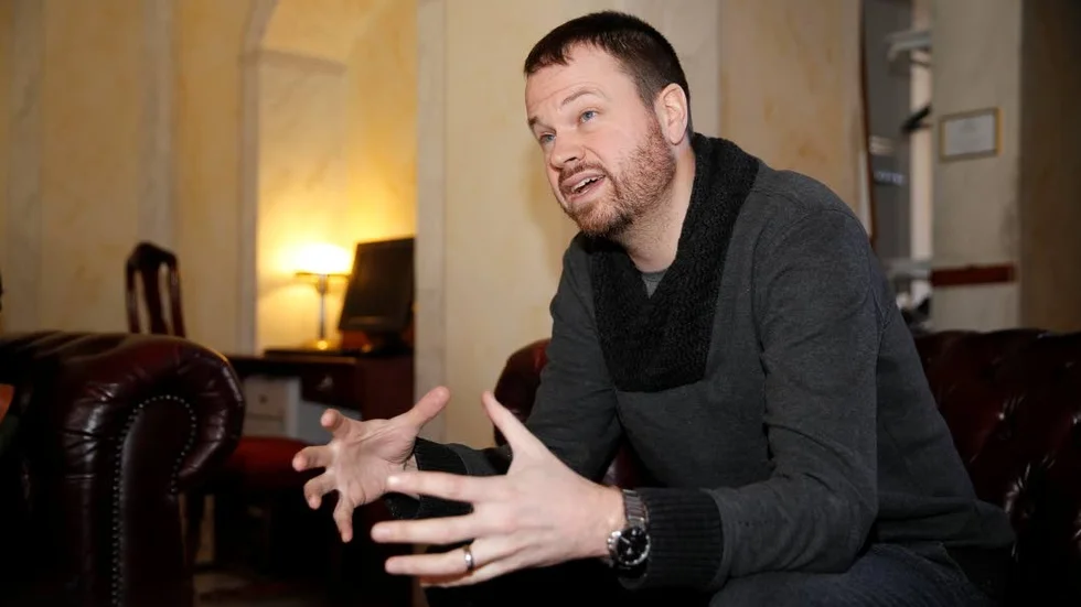 Ny poddserie. Anton Berg är en av reportrarna som ska göra nya serien "Spår"