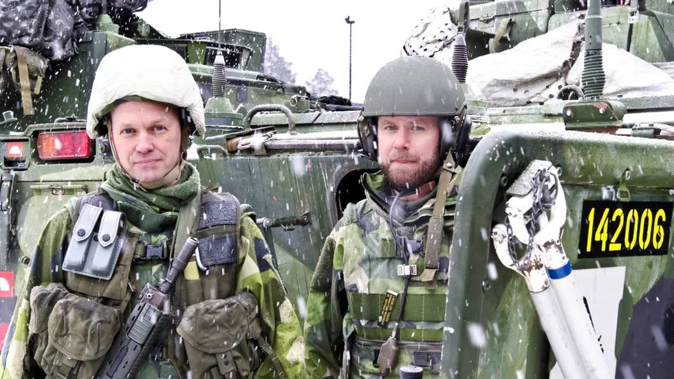 Samarbetar. Anders Landewall, bataljonschef, och Tobias Lindblom, chef StriC, Stridsledningscentralen. Sistnämnda stödjer bataljonschefen från ett bakre läge.