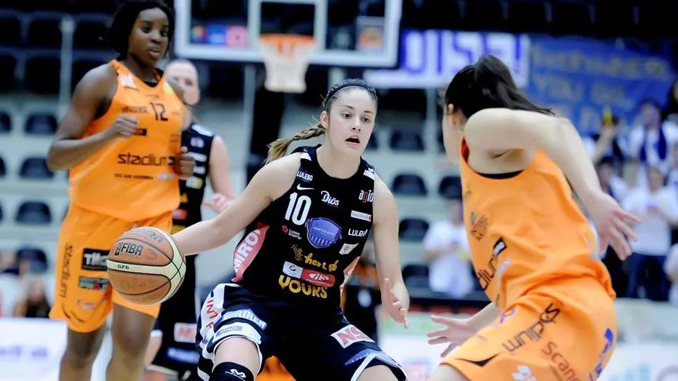 Seger. Katie Bussey satte två helt avgörande straffkast i slutet av kvartsfinal 2 mellan Telge och Northland.