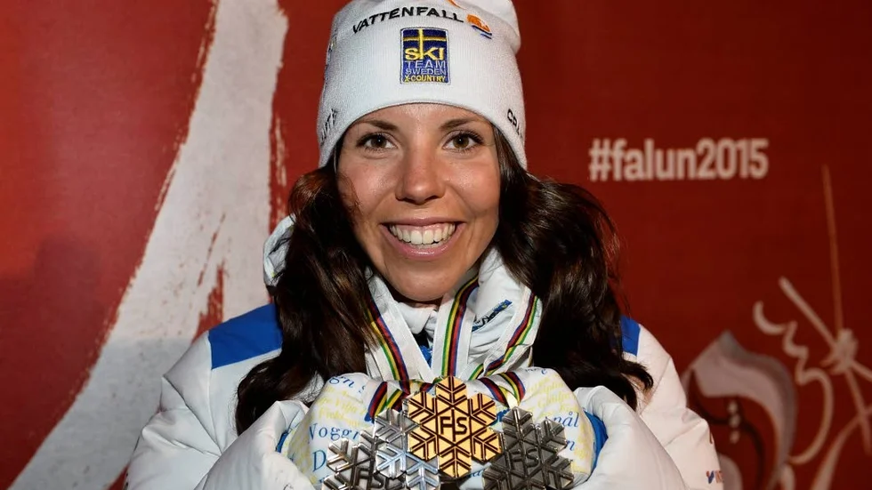 Fyra medaljer. Sveriges Charlotte Kalla poserar med sina fyra medaljer efter lördagens medaljutdelning efter under skid-VM i Falun. Brons, silver, guld och brons.