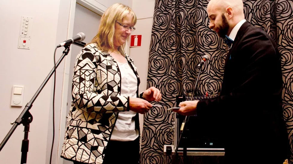 Underhållning. Eva Johansson, Älvsbyn, blev nästan borttrollad av magikern Claes Danell, Gällivare.