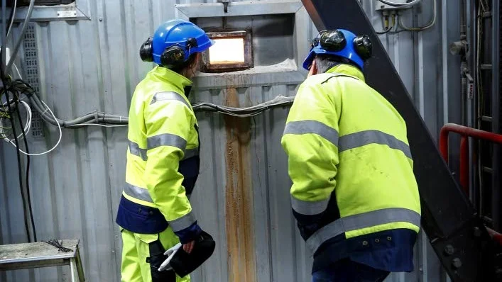 Pyr. Anna Munkhammar och Lennart Jonsson, Bodens Energi, inspekterar lågorna i avfallspannan.